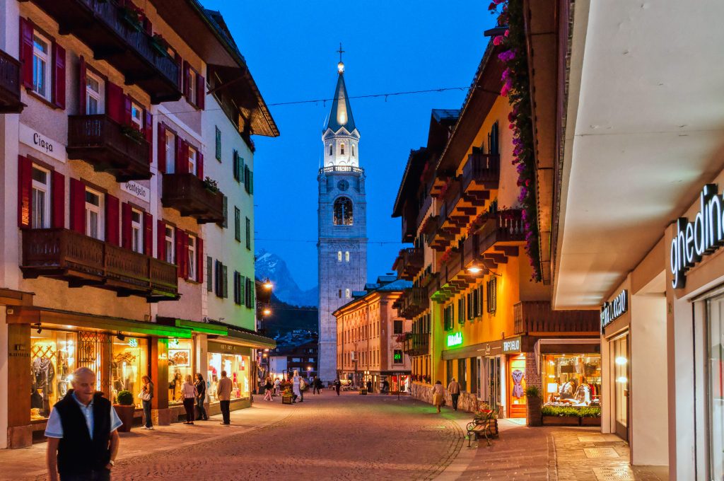 Cortina-d_Ampezzo-is-surrounded-by-the-Dolomites-(Dolomiti,-southern-Alps),-Italy